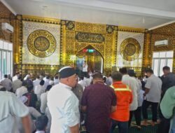 Masjid DPRD Lutim Penuh Saat Shalat Zuhur Berjamaah Berkat Ajakan Bupati Irwan