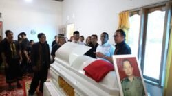 Bupati Irwan Melayat ke Rumah Duka Pelda (Purn) Esra Wallang di Burau